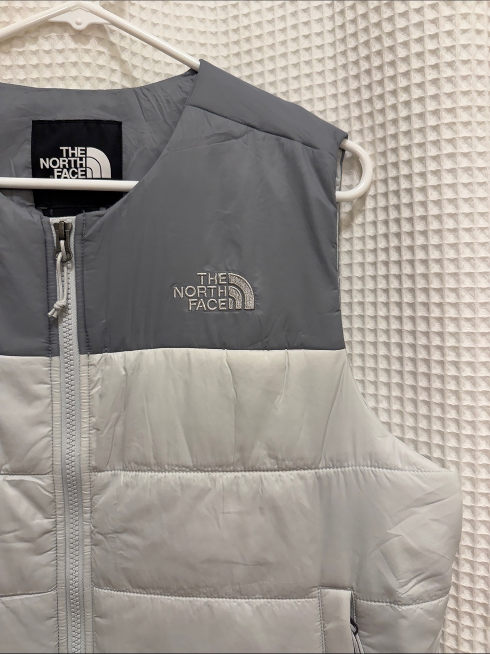 The North Face Light Two Tone Gray Puffer Vest - NWT L - Picture 3 of 11